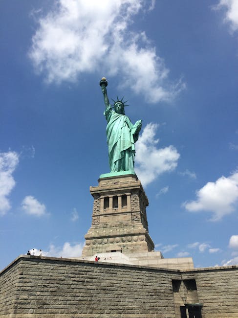 Persona analizando datos en múltiples pantallas